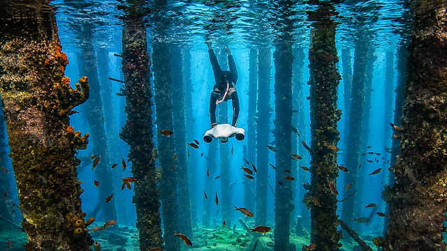 Underwater scooter rider